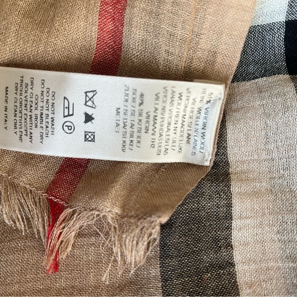 The iconic Burberry scarf. Measurements 28 by  84 inches. - Picture 4 of 5